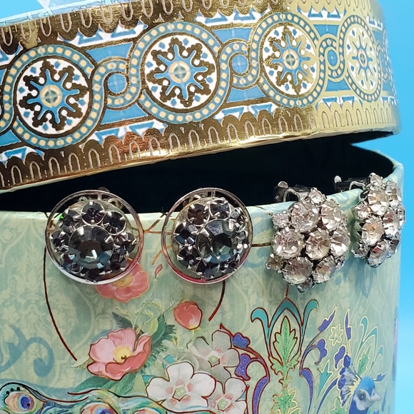 WEISS 2 pr. of Vintage clear and grey rhinestone clip ons EUC collectors retro - Picture 3 of 5